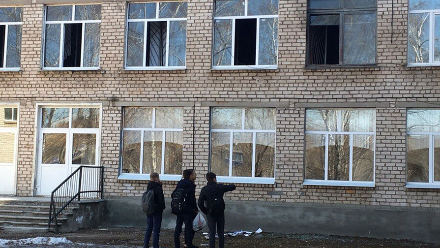 У&nbsp;школы №1 на&nbsp;улице Блюхера в&nbsp;Стерлитамаке, где произошло нападение с&nbsp;применением ножа, в&nbsp;результате которого пострадали люди, 18 апреля 2018 года