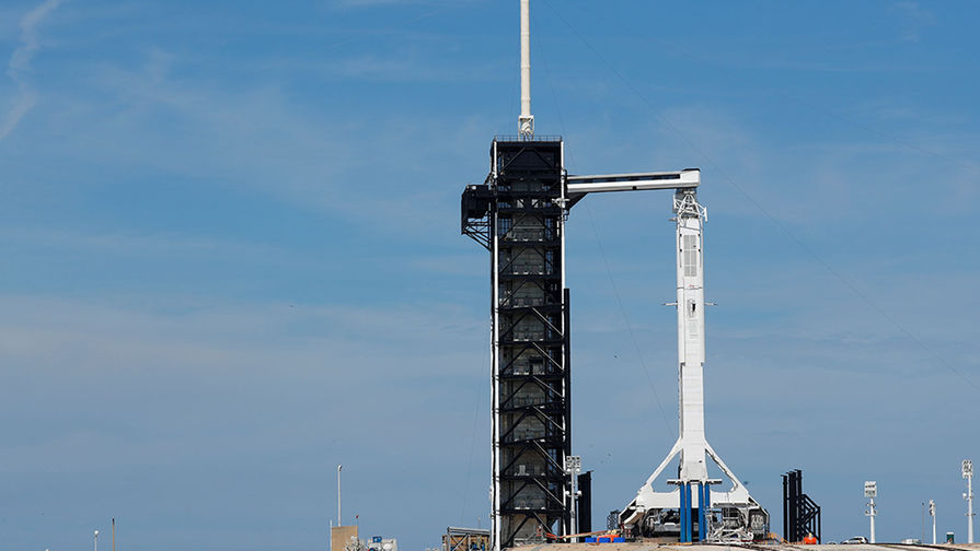 Ракета-носитель Falcon 9 компании SpaceX с кораблем Crew Dragon на космодроме во Флориде, 2 марта 2019 года