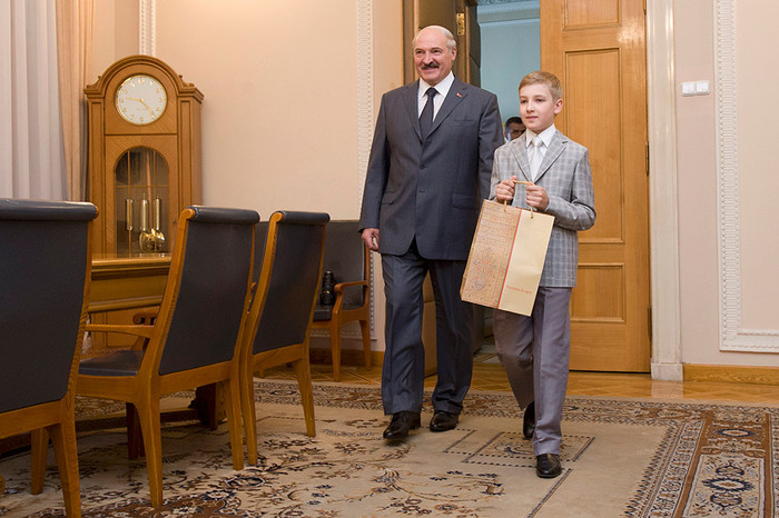Белорусский президент Александр Лукашенко и его сын Николай