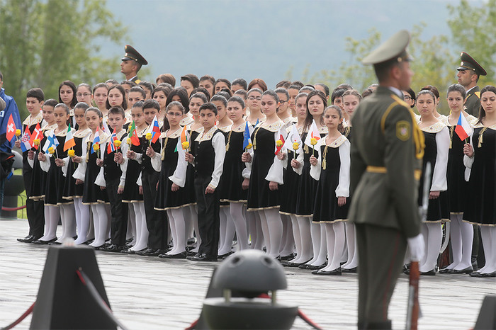 Церемония поминовения жертв геноцида армян у мемориального комплекса Цицернакаберд