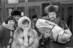 Гимнастка Ольга Корбут и ее супруг, солист ансамбля «Песняры» Леонид Борткевич, с первенцем, 1979 год