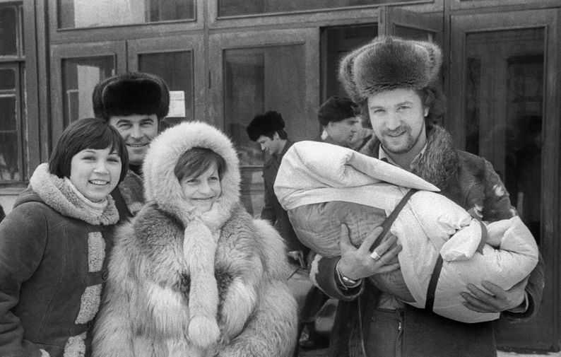 Гимнастка Ольга Корбут и ее супруг, солист ансамбля &laquo;Песняры&raquo; Леонид Борткевич, с&nbsp;первенцем, 1979&nbsp;год