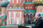 Президент РФ Владимир Путин выступает во время парада, посвященного 76-й годовщине Победы в Великой Отечественной войне, на Красной площади, 9 мая 2021 года