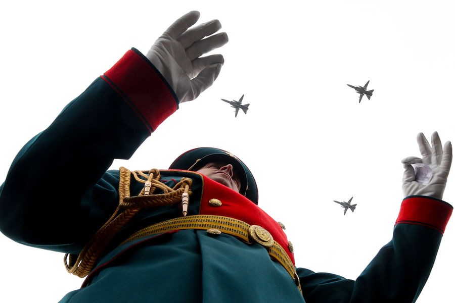 Военнослужащий во время пролета авиации над&nbsp;Финским заливом во время Главного военно-морского парада в&nbsp;честь Дня Военно-морского флота России, 25&nbsp;июля 2021&nbsp;года