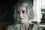 <b>«Большие надежды», 2011</b>
<br><br>
После завершения «Секретных материалов» в 2002 году Андерсон продолжила расширять палитру ролей, снимаясь в оскароносных драмах («Последний король Шотландии», 2006), экранизациях Диккенса («Холодный дом», 2005) и сравнительно легкомысленных комедиях («Как потерять друзей и заставить всех себя ненавидеть», 2008). В конце десятилетия актриса ненадолго вернулась к легендарной роли во втором полном метре из линейки шоу «Секретные материалы: Хочу верить», а в следующей декаде уже вовсю расправила плечи. Первым успехом 2010-х стала еще одна адаптация Диккенса «Большие надежды». В ней артистка изобразила затворницу мисс Хэвишем, играющую значительную роль в судьбе главного героя романа, сироты Пипа. Выбор Андерсон поначалу вызвал у многих опасения, поскольку актрисе было всего 42 года, тогда как у Диккенса мисс Хэвишем являлась глубокой старухой. Тем не менее — отчасти благодаря выдающейся работе гримеров, но главным образом в силу внушительного таланта Андерсон — выступление вышло крайне убедительным.