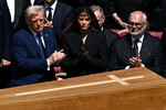 Президент США Дональд Трамп и первая леди Мелания Трамп во время церемонии прощания с папой Римским Франциском в Ватикане, 26 апреля 2025 года