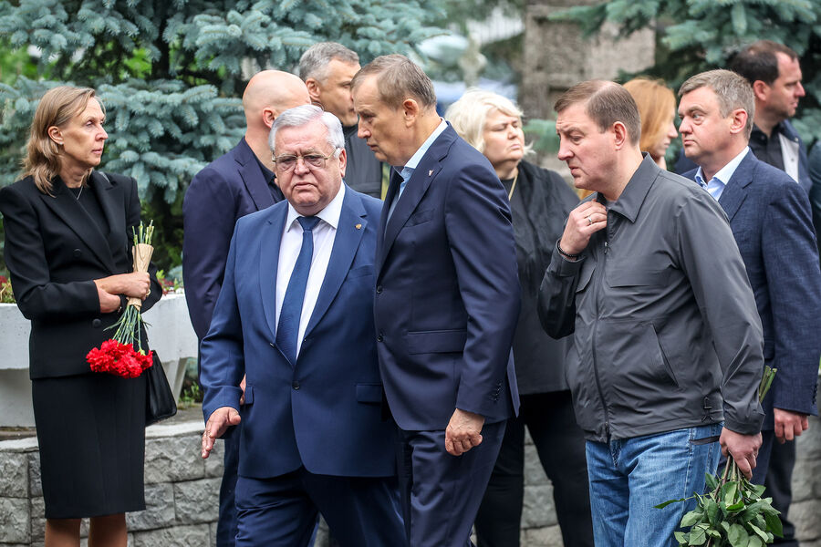 Директор Института социологии Российской академии наук (РАН) Михаил Горшков, губернатор Ленинградской области Александр Дрозденко и глава Республики Алтай Андрей Турчак (слева направо на&nbsp;первом плане) перед&nbsp;началом церемонии захоронения бывшего министра транспорта РФ Романа Старовойта на&nbsp;Смоленском кладбище в&nbsp;Санкт-Петербурге, 11&nbsp;июля 2025&nbsp;года 