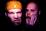 Солист группы Limp Bizkit Фред Дерст и басист Сэм Риверс (слева направо) во время фотосессии, 1999 год
