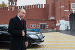 Президент России Владимир Путин перед началом церемонии возложения цветов к памятнику Кузьме Минину и Дмитрию Пожарскому на Красной площади