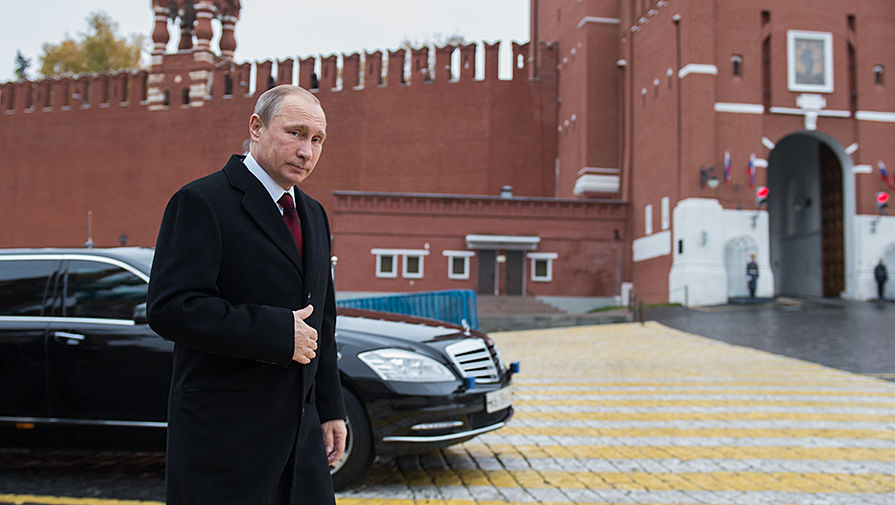Президент России Владимир Путин перед&nbsp;началом церемонии возложения цветов к&nbsp;памятнику Кузьме Минину и Дмитрию Пожарскому на&nbsp;Красной площади