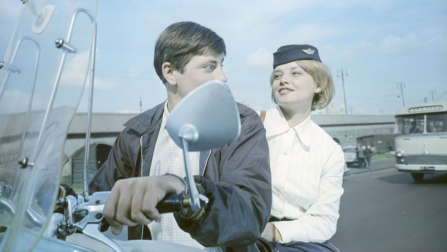 Наталья Кустинская в&nbsp;роли стюардессы в&nbsp;фильме &laquo;Королевская регата&raquo; (1966)