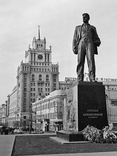 Памятник поэту Владимиру Маяковскому на площади Маяковского в Москве, 1959 год
