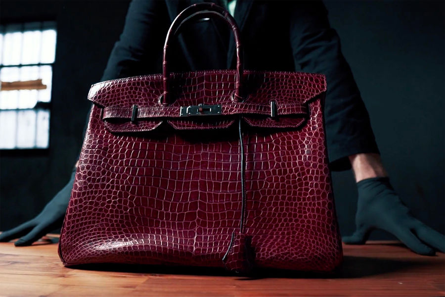 Сумочка Birkin, по&nbsp;одной из&nbsp;версий, возникла случайно &ndash; когда Джейн Биркин оказалась на&nbsp;соседних местах в&nbsp;самолете с&nbsp;главой модного дома Herm&egrave;s. Из&nbsp;ее сумочки выпало все содержимое, и ее сосед сказал, что у&nbsp;сумочки должны быть удобные кармашки. Через&nbsp;месяц Биркин пригласили в&nbsp;офис Herm&egrave;s и предложили выбрать эскиз. Сейчас такая сумочка стоит минимум $9000, а в&nbsp;2011 году одна из&nbsp;таких сумок была продана на&nbsp;аукционе за&nbsp;$203 тыс.