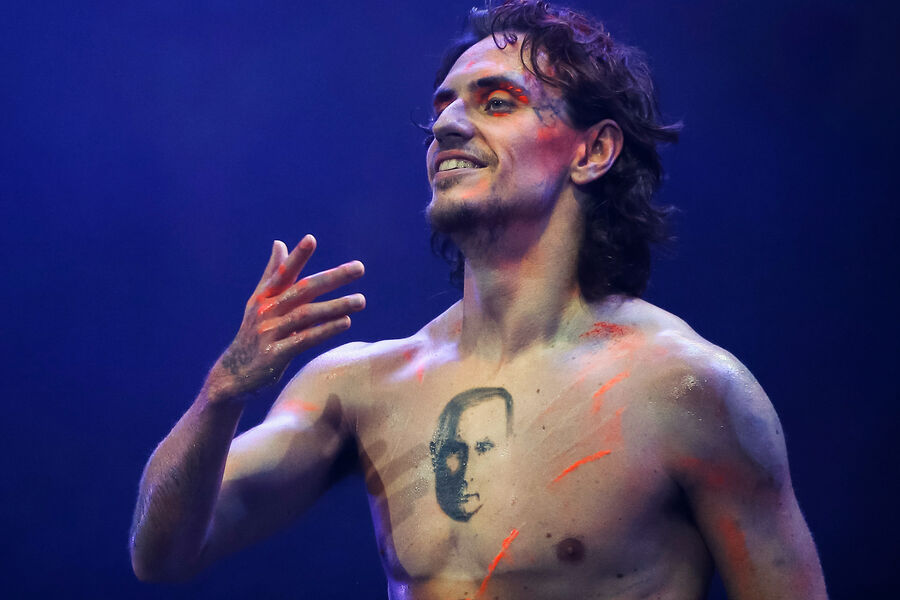 Сергей Полунин во время исполнения сольной партии в&nbsp;балете &laquo;Болеро&raquo; композитора Мориса Равеля в&nbsp;рамках фестиваля &laquo;Глобальные ценности&raquo; на&nbsp;сцене Севастопольского академического русского драматического театра имени Луначарского, 2021&nbsp;год