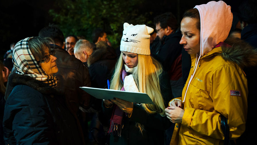 Участники митинга подписывают петицию против платной парковки