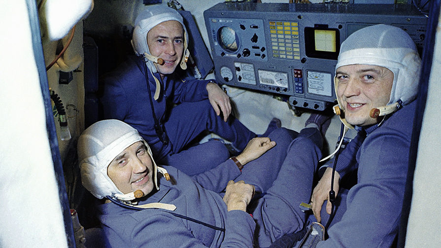 Экипаж космического корабля &laquo;Союз-11&raquo; в&nbsp;корабле-тренажере. Слева направо: командир корабля Георгий Добровольский (в центре), инженер-испытатель Виктор Пацаев и бортинженер Владислав Волков (справа)