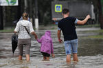 Прохожие на&nbsp;подтопленной в&nbsp;результате ливневых дождей улице в&nbsp;Керчи, 13&nbsp;августа 2021&nbsp;года