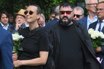 Певица Юлия Чичерина и певец, блогер Аким Апачев на открытии памятника журналистке и политологу Дарье Дугиной в парке «Захарово» в Московской области, 20 августа 2025 года