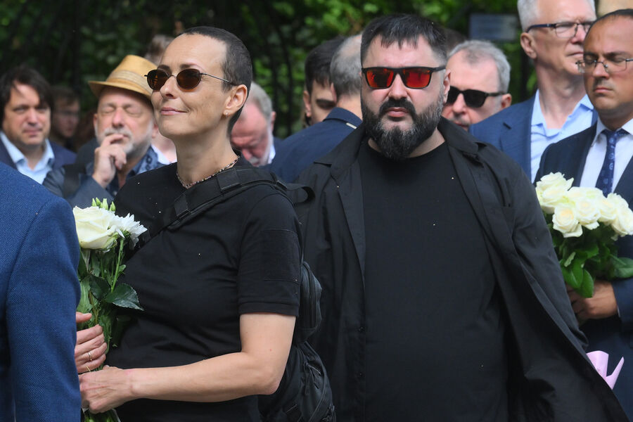 Певица Юлия Чичерина и певец, блогер Аким Апачев на&nbsp;открытии памятника журналистке и политологу Дарье Дугиной в&nbsp;парке &laquo;Захарово&raquo; в&nbsp;Московской области, 20&nbsp;августа 2025&nbsp;года