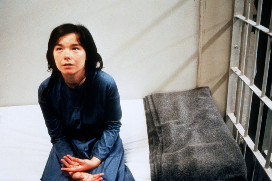 Бьорк в&nbsp;кадре из&nbsp;фильма Ларса фон Триера &laquo;Танцующая в&nbsp;темноте&raquo; (2000)