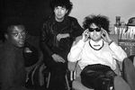 Группа The Cure и барабанщик Энди Андерсон (на фото слева)