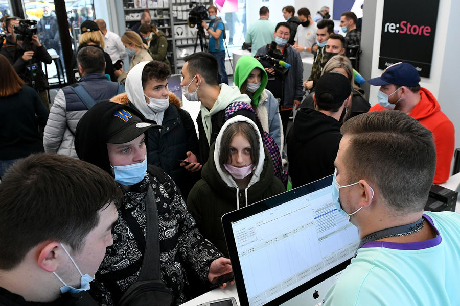 Накануне стало известно, что в&nbsp;Москве начали продавать места в&nbsp;очереди за&nbsp;новинками.