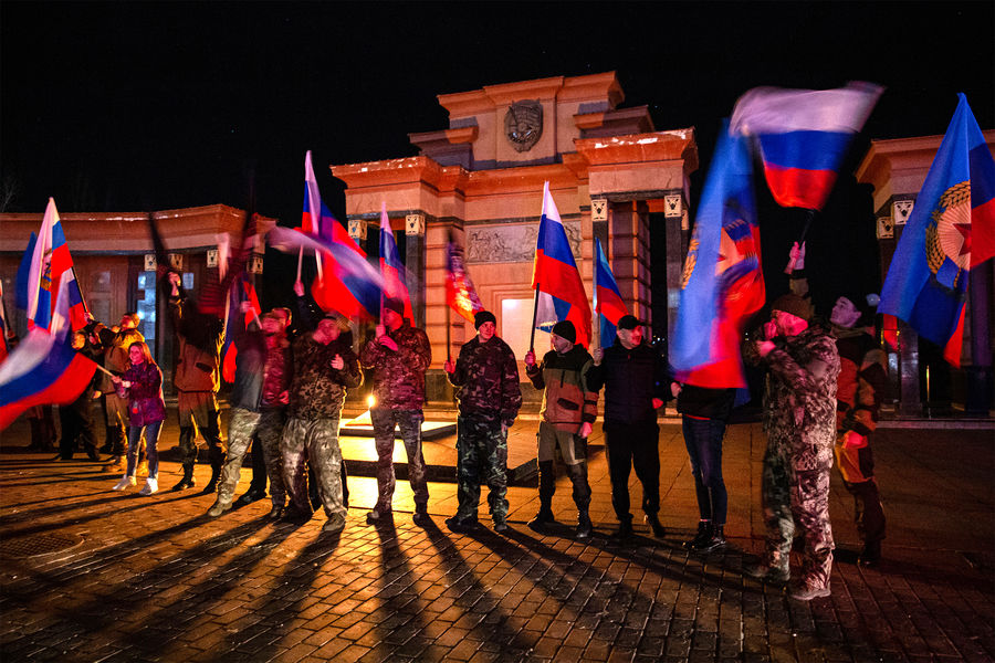 Жители Донецка празднуют подписание документов о&nbsp;признании Российской Федерацией Луганской Народной Республики и Донецкой Народной Республики, 21&nbsp;февраля 2022&nbsp;года