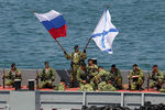 Моряки Черноморского флота России во время военно-морского театрализованного представления в честь Дня Военно-Морского флота РФ в Севастополе. 2013 год
