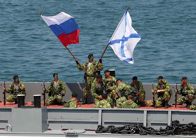 Моряки Черноморского флота России во время военно-морского театрализованного представления в&nbsp;честь Дня Военно-Морского флота РФ в&nbsp;Севастополе. 2013&nbsp;год