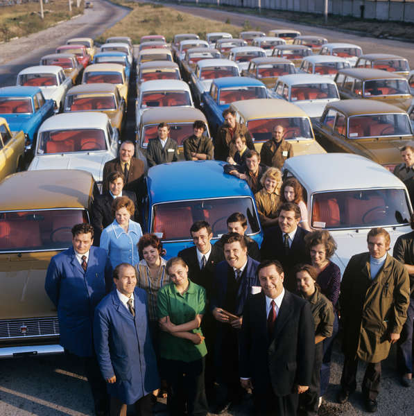 Секретарь парткома ПО&nbsp;&laquo;Авто-Москвич&raquo; среди коллег по&nbsp;работе, 1976&nbsp;год