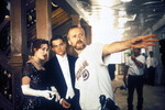 <b>«Титаник» (1997)</b>
<br><br>
Первый из них поучительный: исполнительница роли Розы оказалась единственным членом команды, кто не захотел сниматься в водных сценах в гидравлическом костюме, из-за чего актриса заработала серьезное воспаление легких. Второй — абсолютно крышесносный: вместо Леонардо ДиКаприо Джека Доусона мог сыграть Маколей Калкин (вы вообще можете себе это представить?).
<br><br>
<b>На фото:</b> актеры Кейт Уинслет, Леонардо ДиКаприо и режиссер Джеймс Кэмерон на съемках фильма