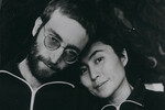 Музыкант Джон Леннон с женой Йоко Оно в 1970 году, это первая фотография Леннона с короткой стрижкой после смены имиджа 
