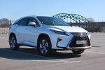 Решетка радиатора в виде сот идет в комплектациях F Sport, а в простых версиях, как эта, стоит эдакий панцирь. 