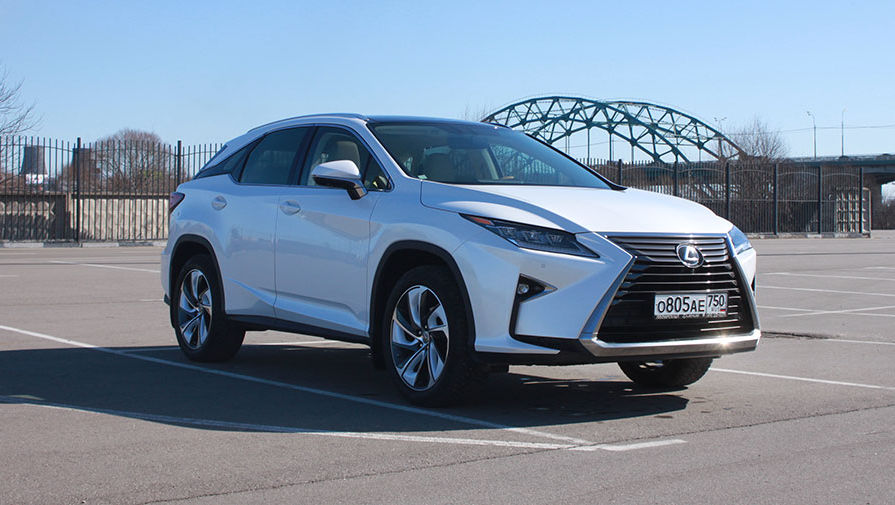 Решетка радиатора в&nbsp;виде сот идет в&nbsp;комплектациях F Sport, а в&nbsp;простых версиях, как эта, стоит эдакий панцирь. 