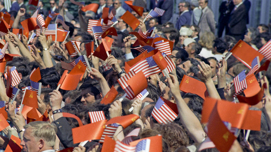 5617557 27.06.1974 Официальный визит Президента США Ричарда Никсона в СССР. 27 июня — 3 июля 1974 г. Москвичи приветствуют президента США Ричарда Никсона на Внуковском аэродроме, 27 июня 1974 года