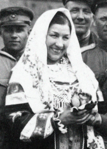 Лидия Русланова и красноармейцы в&nbsp;Берлине, 1945 год