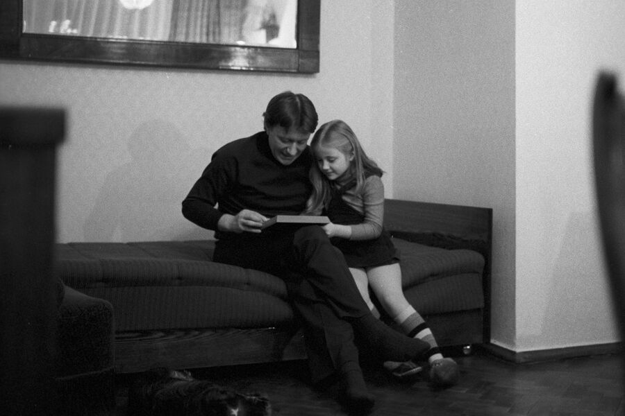 В&nbsp;1973 году у&nbsp;Андрея Миронова и актрисы Екатериной Градовой родилась дочь Мария, а в&nbsp;1976 году супруги расстались. Мария Миронова продолжила семейную традицию и стала актрисой. Впервые она появилась в&nbsp;кино в&nbsp;1981 году, когда ей было восемь лет, в&nbsp;фильме Станислава Говорухина «Приключения Тома Сойера и Гекльберри Финна». На&nbsp;фото: Андрей Миронов с&nbsp;дочерью Машей, 1980&nbsp;год
