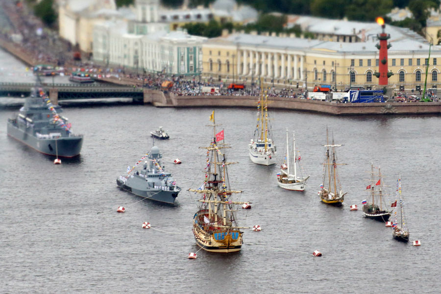 Пушечный линейный корабль &laquo;Полтава&raquo; (на первом плане) во время Главного военно-морского парада в&nbsp;честь Дня Военно-морского флота России в&nbsp;акватории Невы, 25&nbsp;июля 2021&nbsp;года