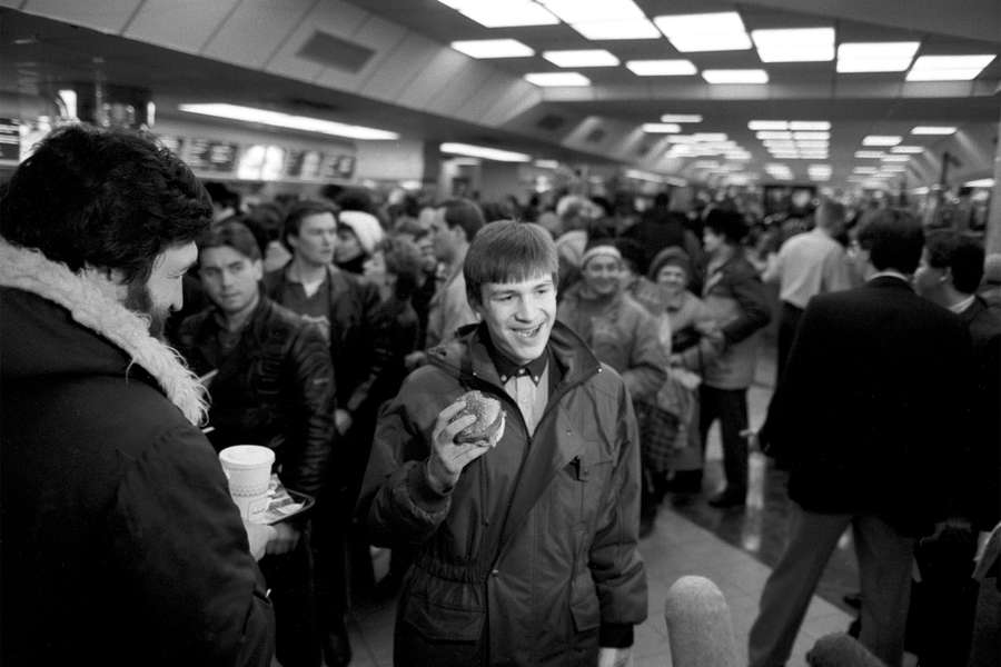 Первые посетители ресторана &laquo;Макдоналдс&raquo; в&nbsp;Москве. В&nbsp;руке у&nbsp;посетителя Биг-Мак, 31&nbsp;января 1990&nbsp;года