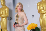 В 2013-м Кейт Бланшетт стала лицом аромата Si от Giorgio Armani, а спустя пять лет получила статус глобального амбассадора бьюти-линии бренда. Впрочем, рекламирует актриса не только косметику итальянской марки, но и одежду. В 2014-м она появилась на премии «Оскар» в расшитом кристаллами Swarovski платье Armani Príve. Тогда актрису удостоили награды за роль в фильме «Жасмин», а ее выход назвали самым дорогим образом вечера — вместе с украшениями Chopard он стоил порядка $18,1 млн