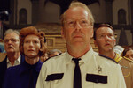 <b>«Королевство полной луны» (2012)</b>
<br><br>
Картина Уэса Андерсона о первой любви бойскаута-сироты, который оказался в лагере на острове, и 12-летней местной жительницы. Дети сбегут в свой идеальный мир, но взрослые обязательно найдут их. Впрочем, все закончится хорошо — и даже мальчишку-бойскаута усыновит суровый шериф, которого и сыграл Брюс Уиллис.