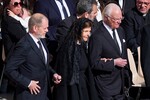 Король Швеции Карл XVI Густав и королева Сильвия перед церемонией прощания с папой Римским Франциском в Ватикане, 26 апреля 2025 года