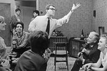 Кадр из фильма «Июльский дождь», 1966 год. В роли Вадика — режиссер Александр Митта (в центре). Справа — бард Юрий Визбор в роли Алика