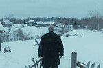 <b>«Прозрачные земли», реж. Дмитрий Давыдов</b>
<br><br>
«Прозрачные земли» явно были вдохновлены «Вечерами на хуторе близ Диканьки», первое слово в названии не просто так легко меняется на «Призрачные», а здешний жанр можно обозначить как логопедический хоррор: старческое бормотание на смутном подобии привычного русского в большинстве случаев невозможно разобрать, да и в целом происходящее в кадре с трудом поддается осмыслению. Однако лента Давыдова обладает настолько мощным гипнотическим эффектом (не в последнюю очередь благодаря виртуозной работе оператора Александра Красновского, художника-постановщика Сергея Гудилина и звукорежиссера Иннокентия Сивцева), что это теряет всякое значение.
<br><br>
<b>Оценка:</b> 3,5/5