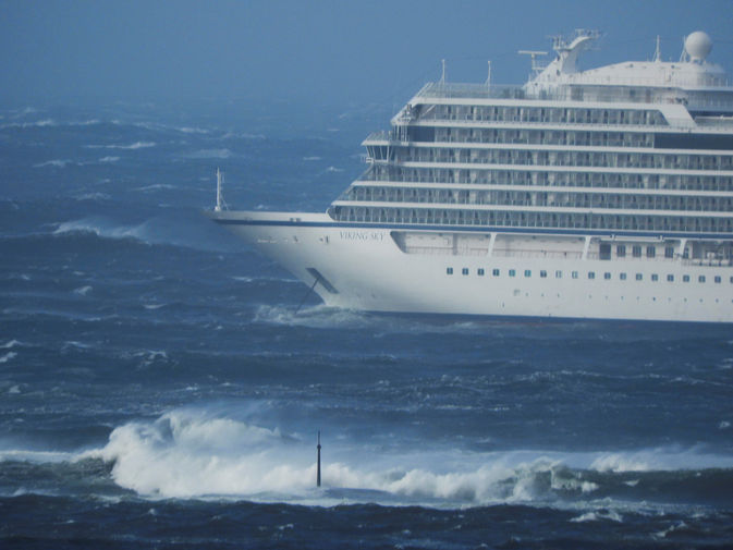 Круизный лайнер VIKING SKY у берегов Норвегии, 23 марта 2019 года