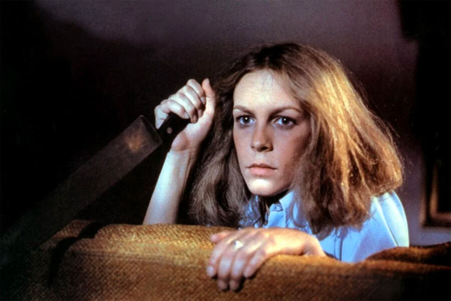 <b>Джейми Ли Кертис в&nbsp;фильме &laquo;Хэллоуин&raquo; (1978)</b>
<br><br>
Пожалуй, главная роль в&nbsp;карьере Джейми Ли Кертис. Во франшизу имени серийного убийцы Майкла Майерса, которая на&nbsp;данный момент насчитывает 13&nbsp;фильмов и до&nbsp;сих пор считается одной из&nbsp;родоначальниц слэшер-жанра, актриса пришла совсем юной и малоизвестной &ndash; и сразу же после премьеры оригинальной ленты стала суперзвездой (а также была признана самой сексуальной девушкой в&nbsp;истории ужастиков). Снявшись спустя три года в&nbsp;сиквеле, Кертис на&nbsp;18 лет покинула серию, но лишь с&nbsp;той целью, чтобы затем вдохнуть в&nbsp;нее вторую (на излете 90-х) и третью (несколько лет назад) жизнь. В&nbsp;общей сложности артистка сыграла Лори Строуд в&nbsp;семи проектах франшизы, включая фильм &laquo;Хэллоуин заканчивается&raquo;, вышедший в&nbsp;2022 году.