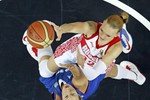 Капитан сборной России Ирина Осипова атакует корзину француженок