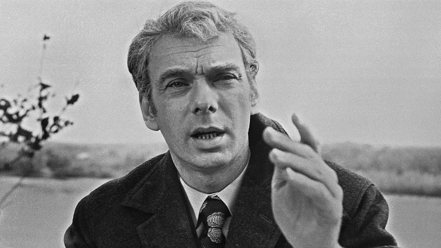 <b>Алексей Баталов </b> (20 ноября 1928 — 15 июня 2017) — актер театра и кино, кинорежиссер, сценарист и педагог, народный артист СССР. На фото: Алексей Баталов в роли Егорова в фильме «Возврата нет» режиссера Алексея Салтыкова, 1974 год