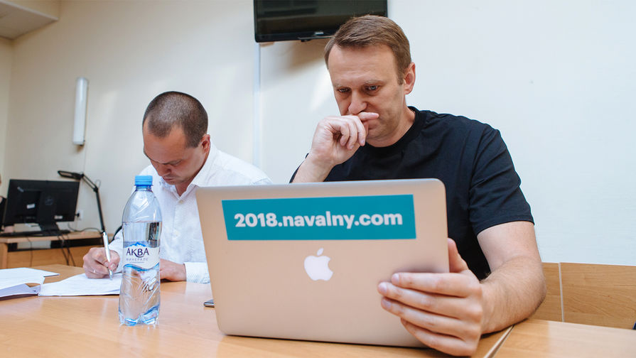 Политик Алексей Навальный (включен в список террористов и экстремистов) перед&nbsp;заседанием Симоновского районного суда Москвы, 3&nbsp;августа 2017&nbsp;года