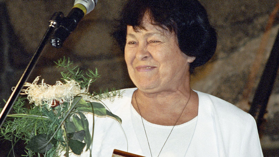 2002 год. Режиссер Кира Муратова получает приз за фильм «Чеховские мотивы» на X фестивале российского кино «Окно в Европу»